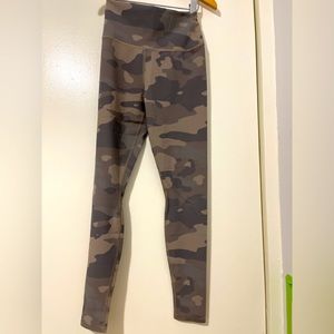 Alo M size camouflage yoga pants